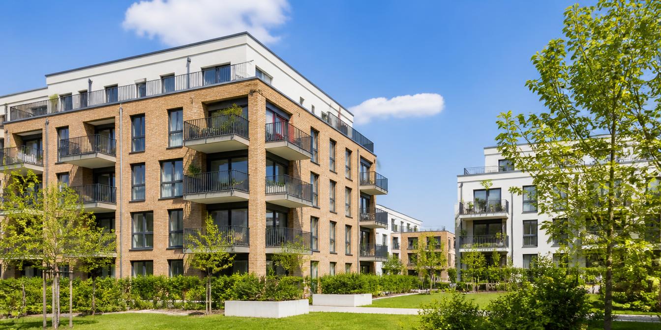 Nieuwbouw van moderne appartementengebouwen met groen — woningbouw in NRW